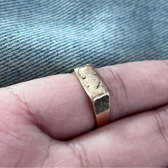 10k rose gold signet ring - Picture 4 of 8